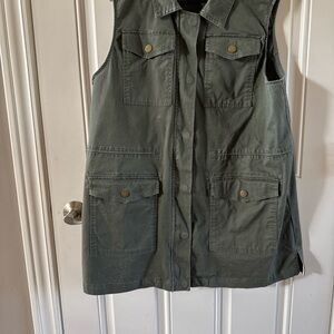 Sleeveless Green Utility Vest with snap button and zipper closure